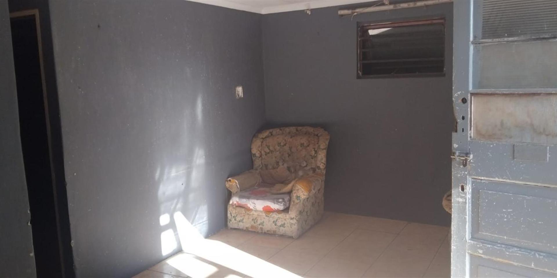 Image 4 of 6