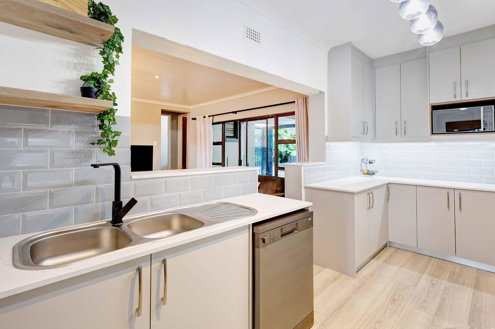 Image 4 of 6