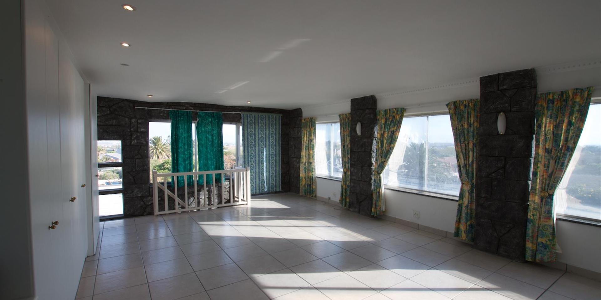 Image 4 of 6