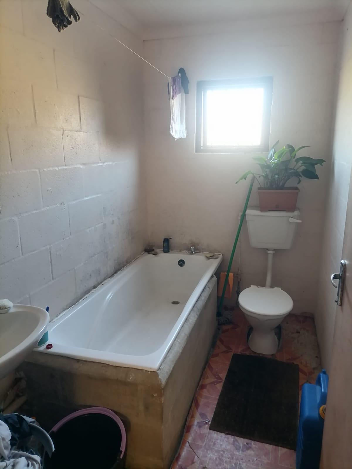 Image 4 of 6