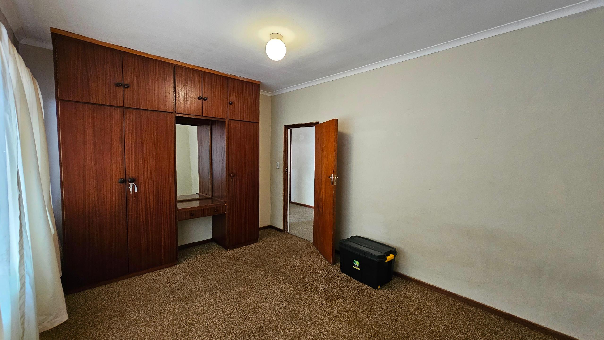 Image 4 of 6