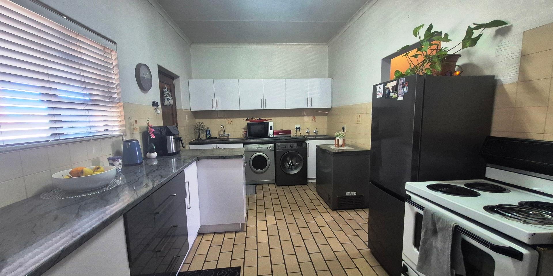 Image 4 of 6