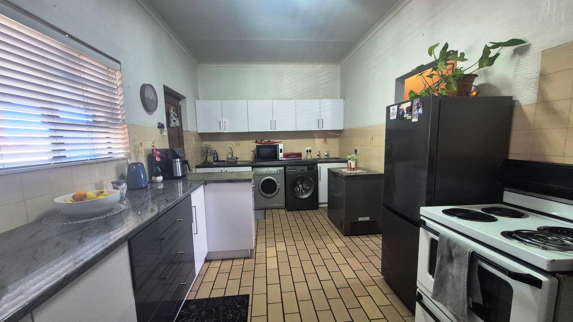 Image 4 of 6