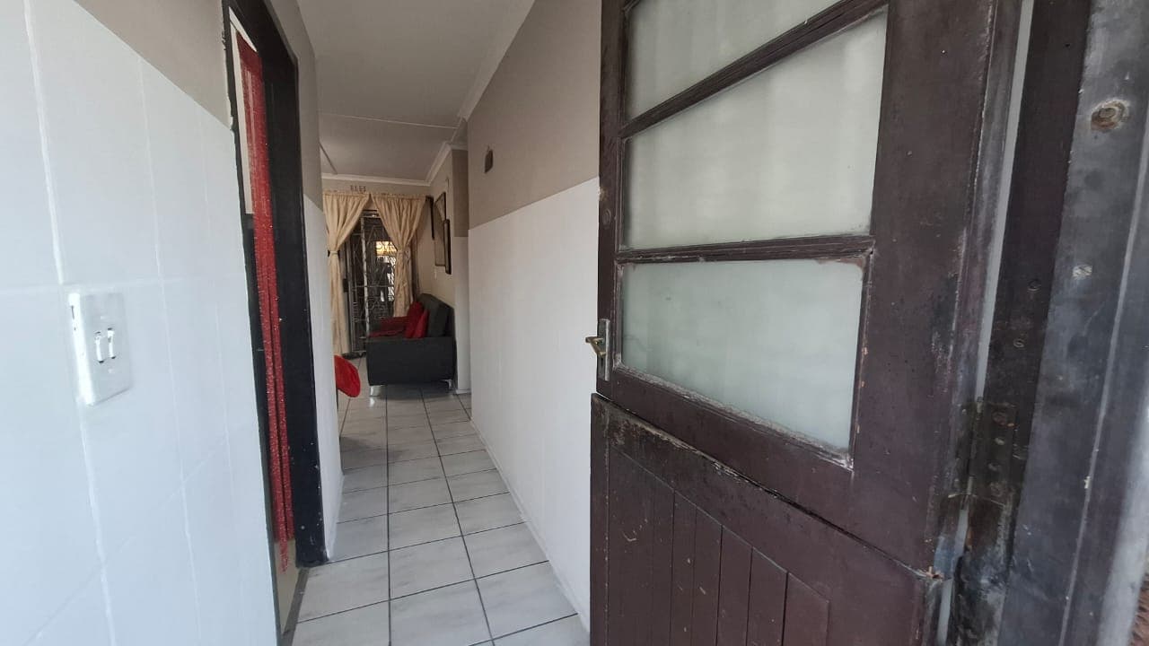 Image 4 of 6