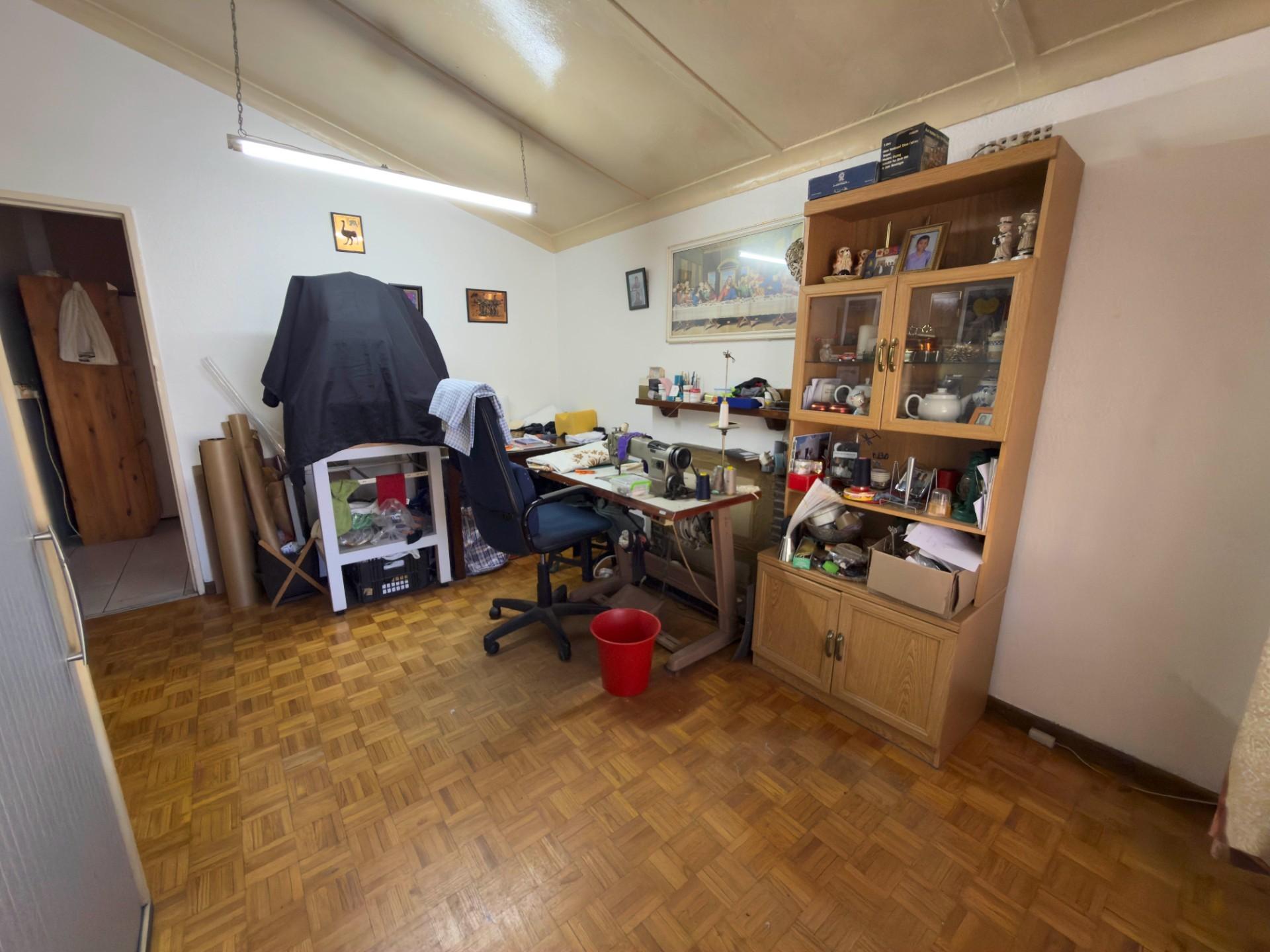 Image 4 of 6