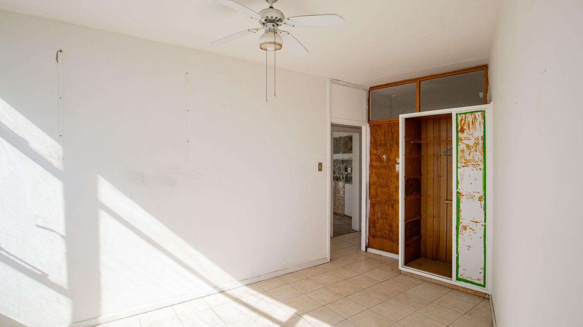 Image 4 of 6