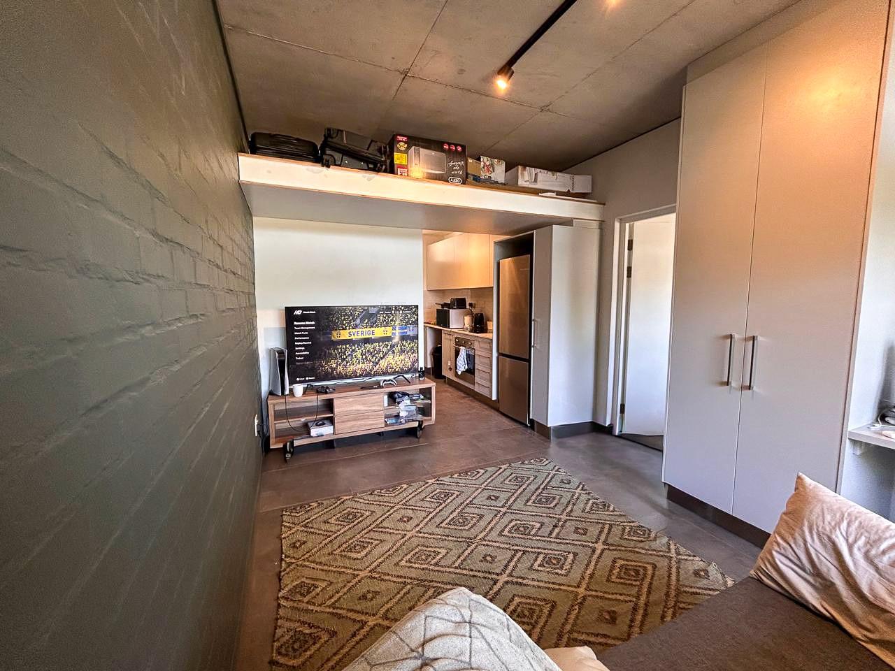 Image 4 of 6