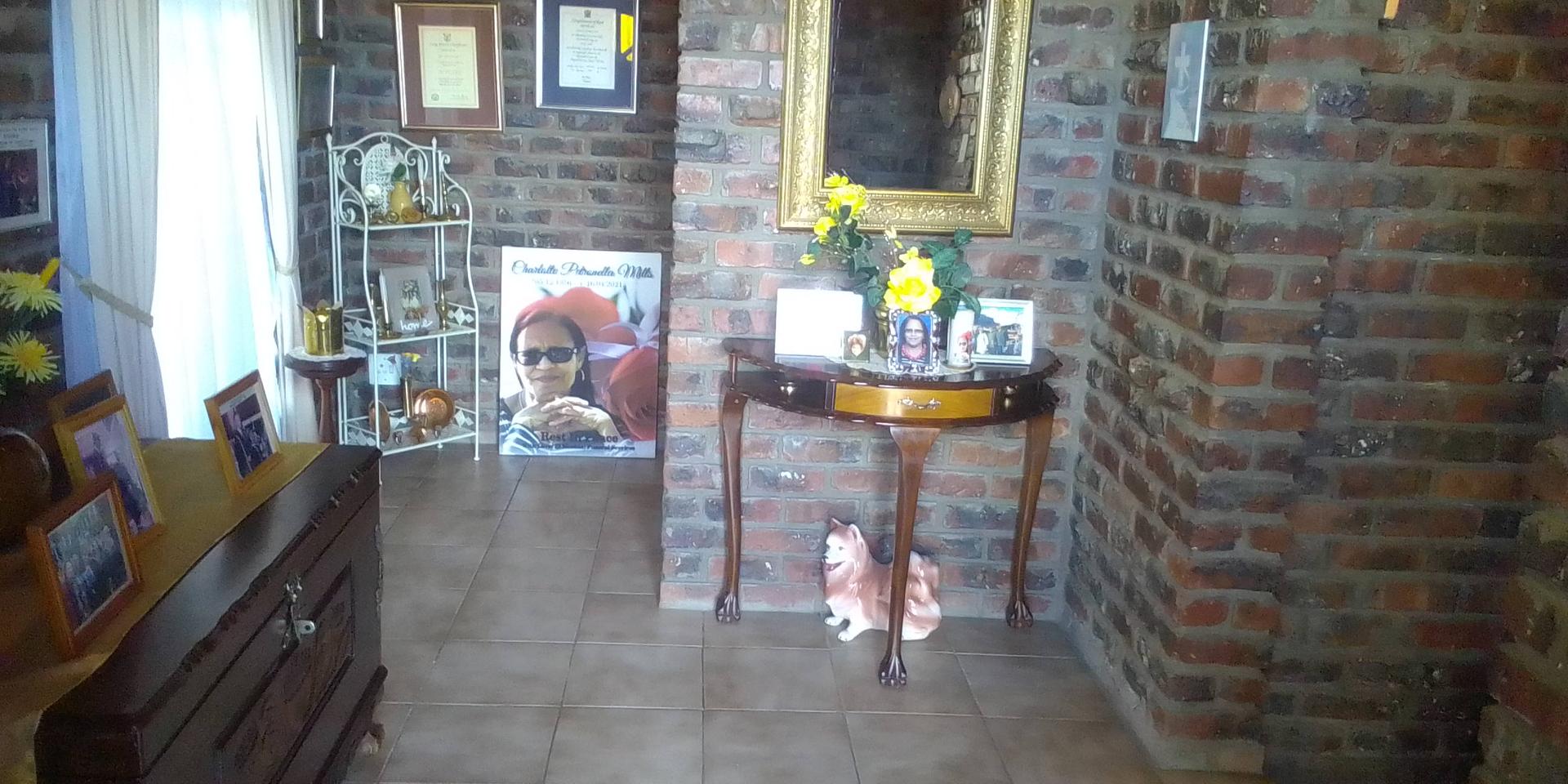 Image 4 of 6