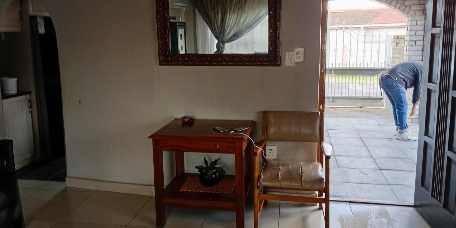 Image 4 of 6