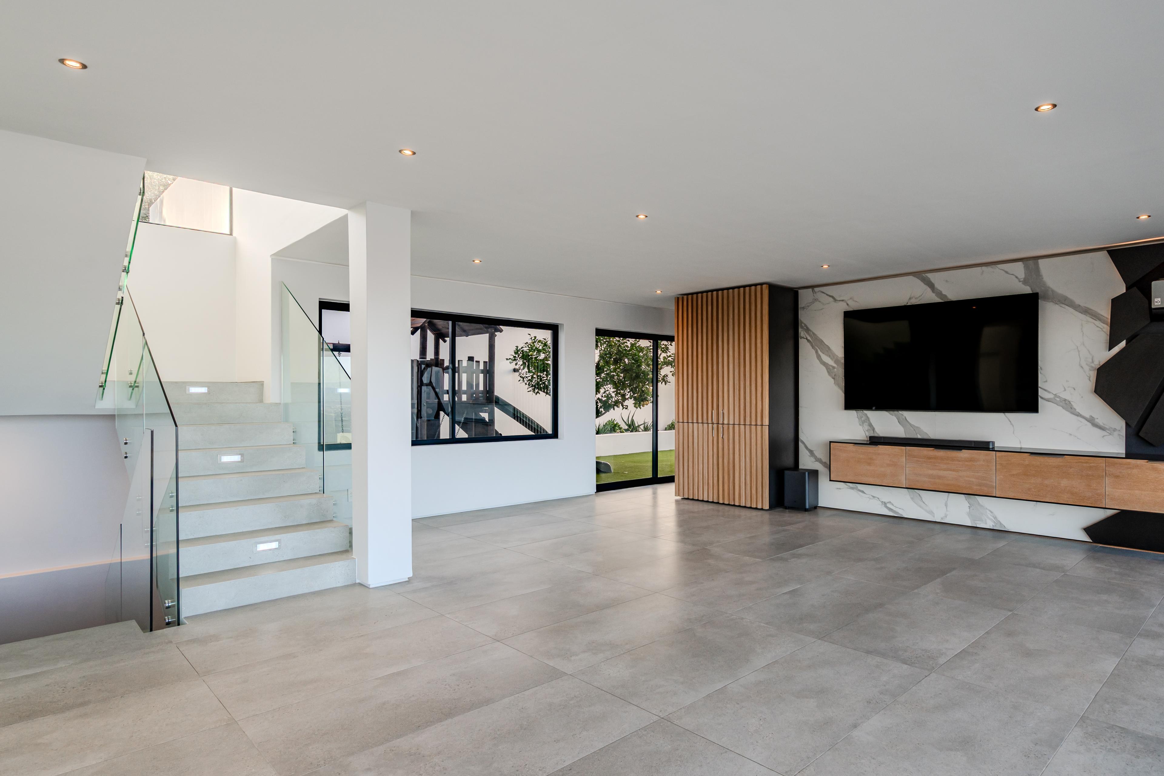 Image 2 of 6