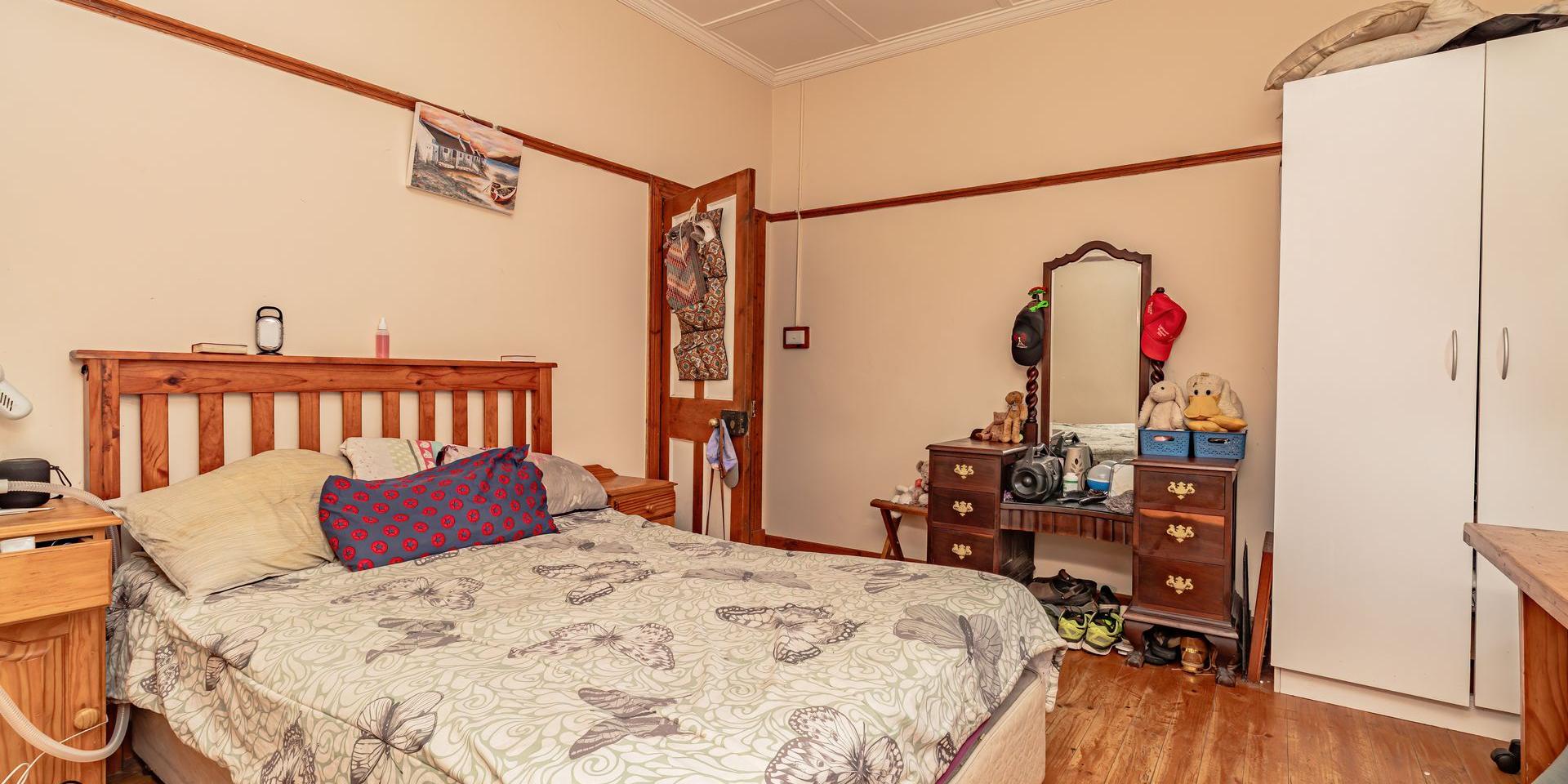 Image 4 of 6