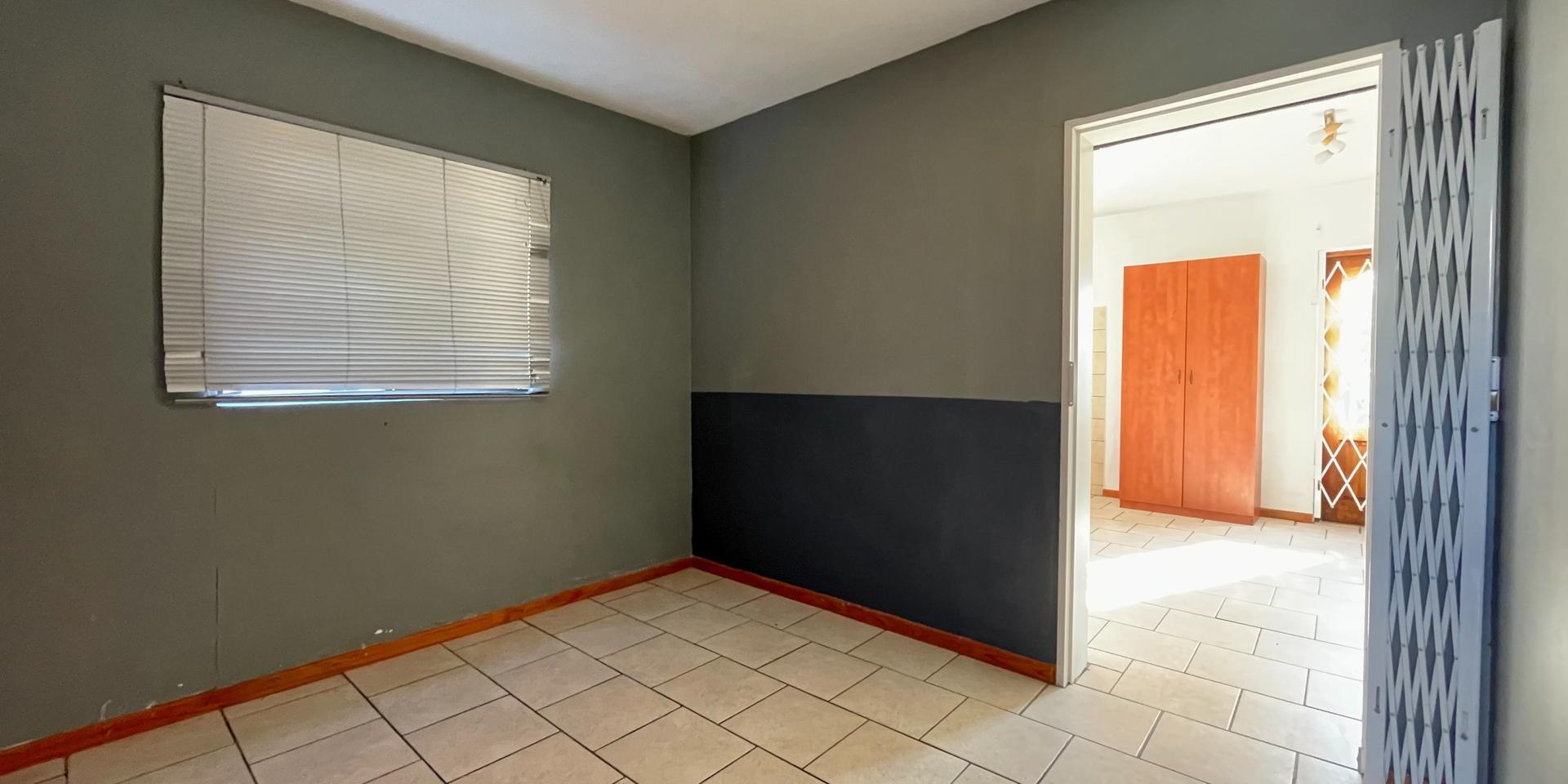 Image 4 of 6
