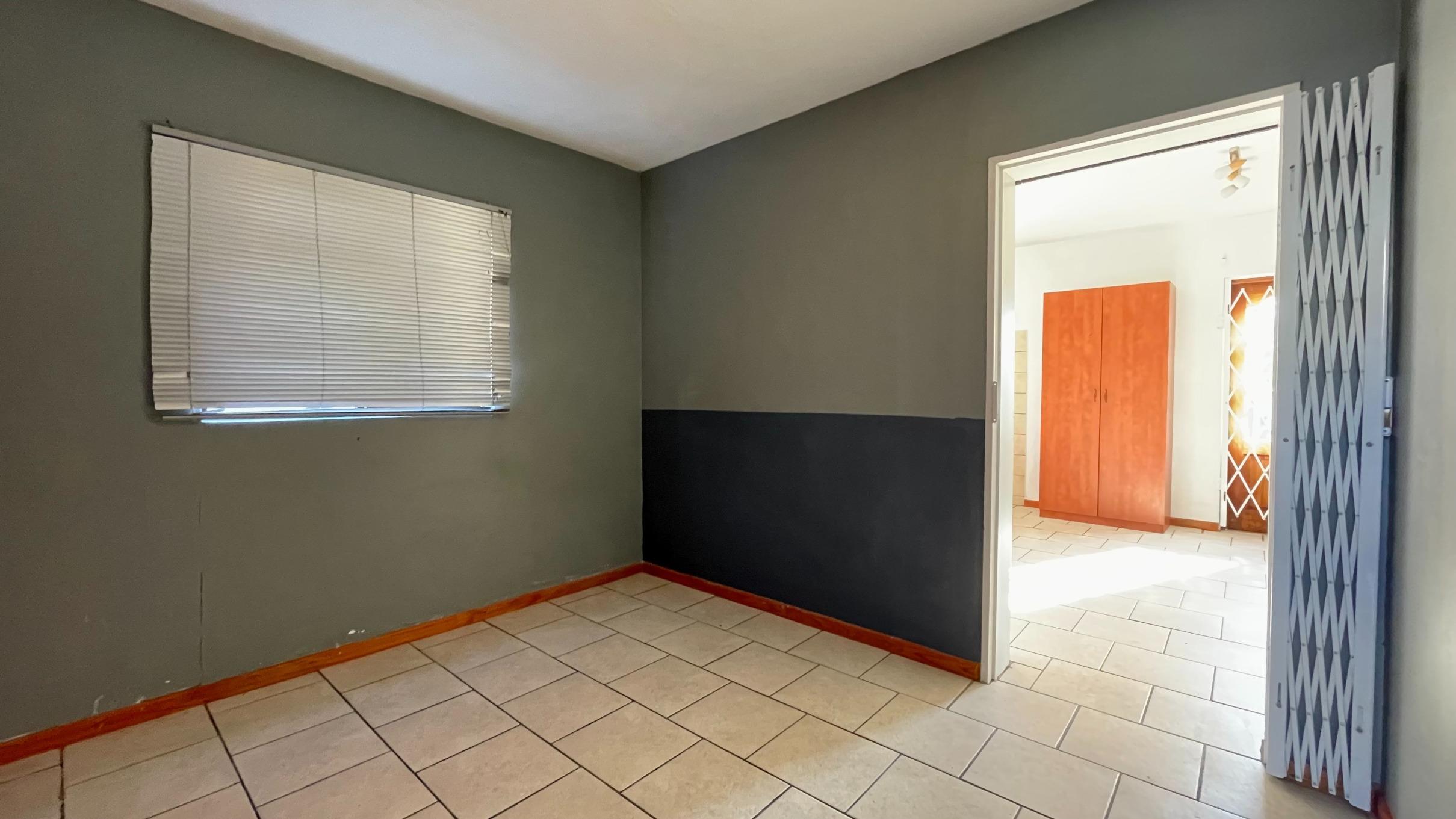 Image 4 of 6