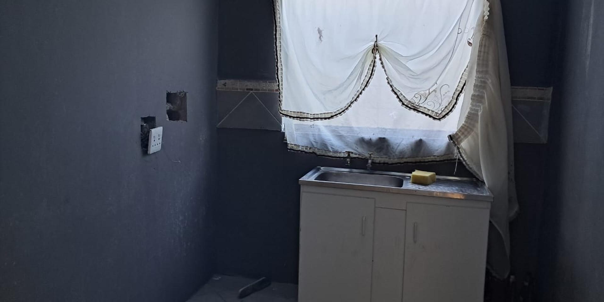 Image 2 of 6
