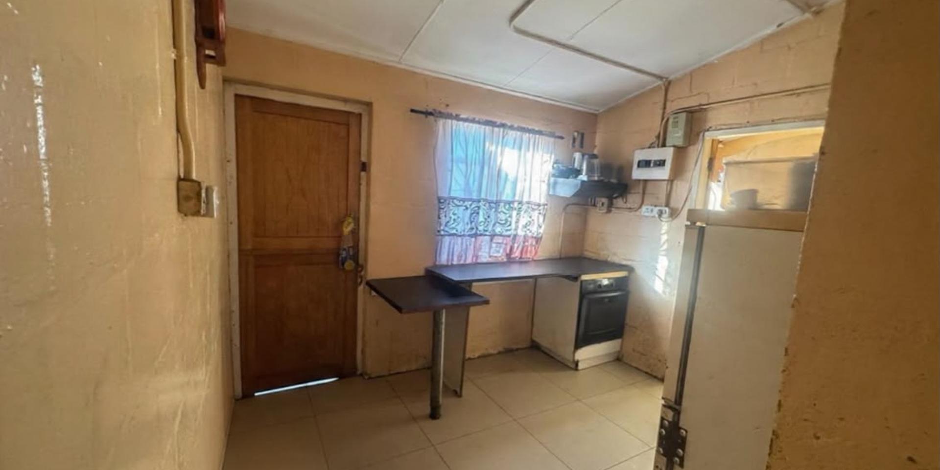 Image 4 of 6