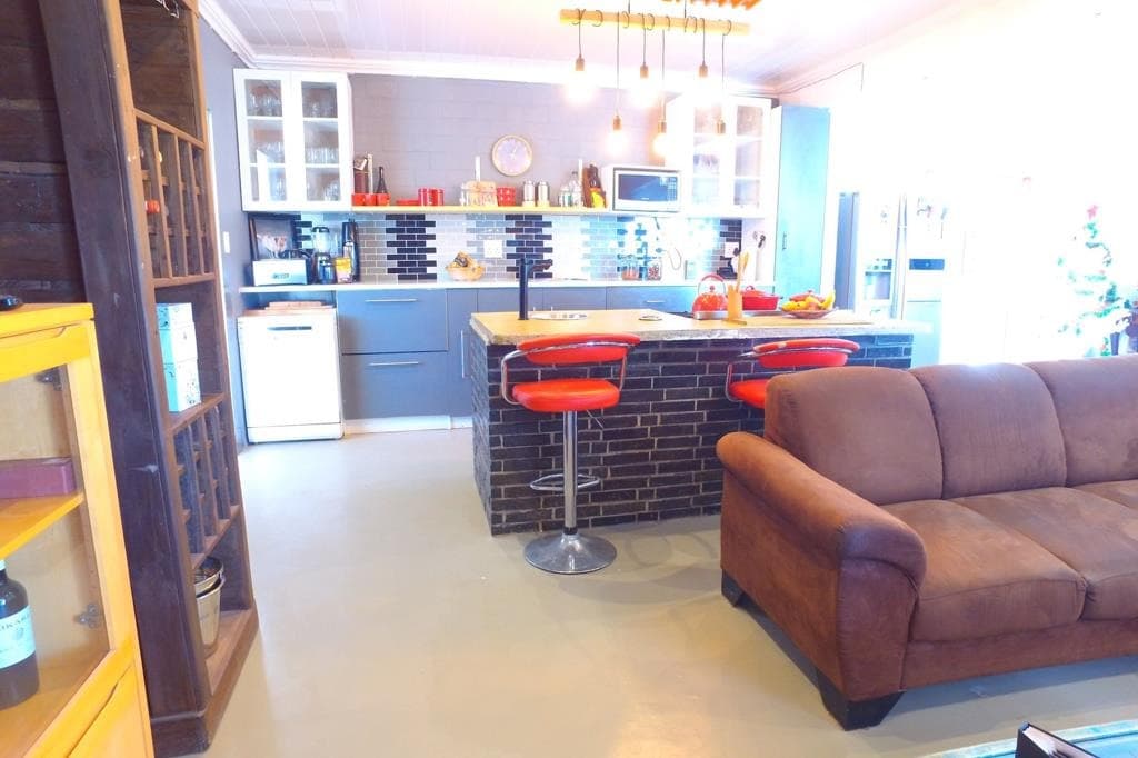 Image 4 of 6
