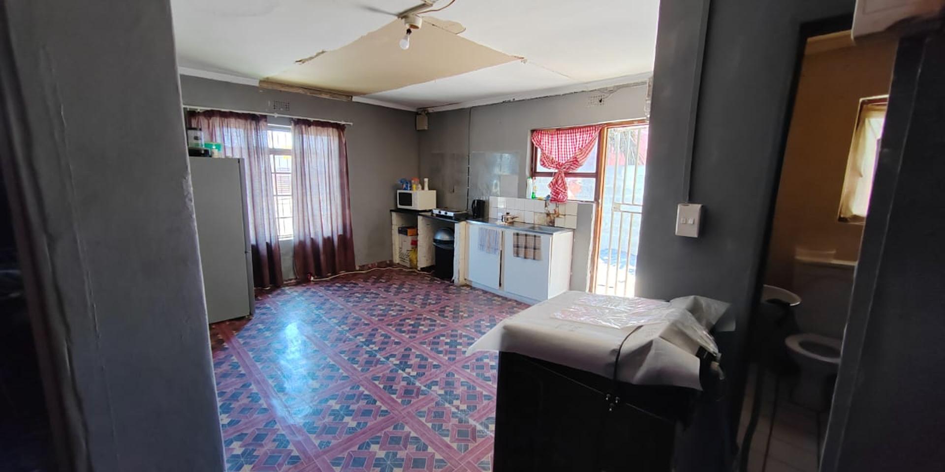 Image 4 of 6