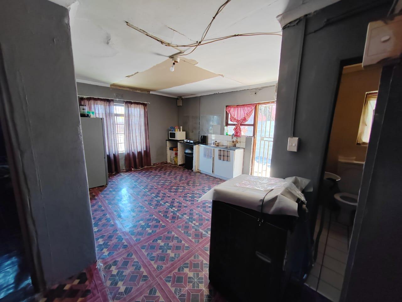 Image 4 of 6