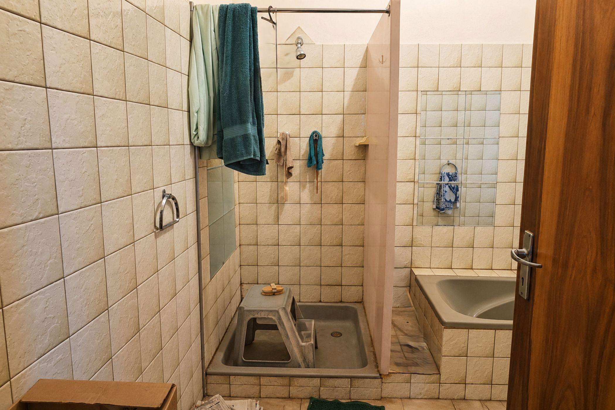 Image 4 of 6