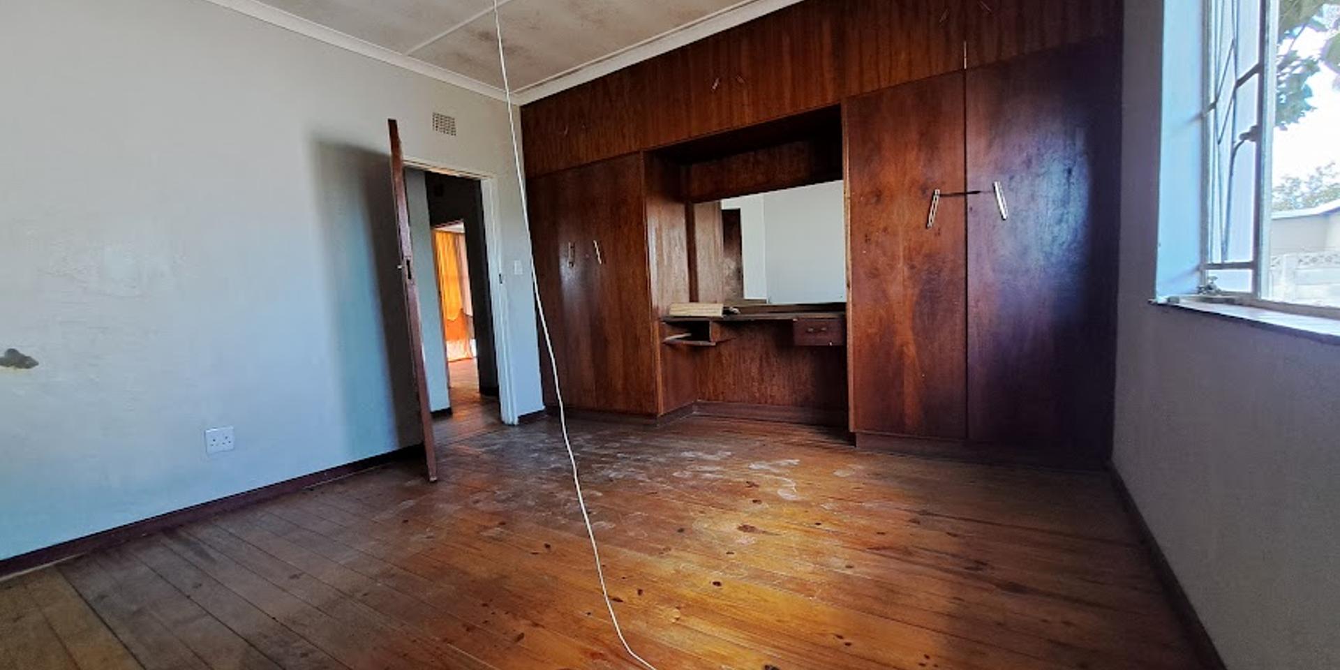 Image 2 of 6
