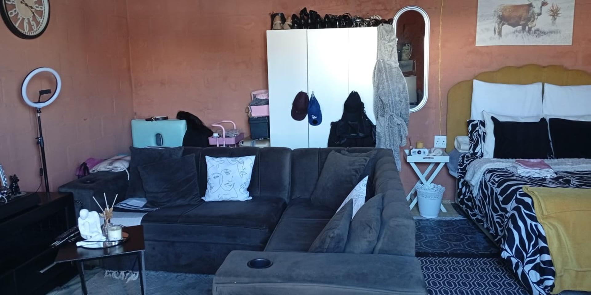 Image 4 of 6