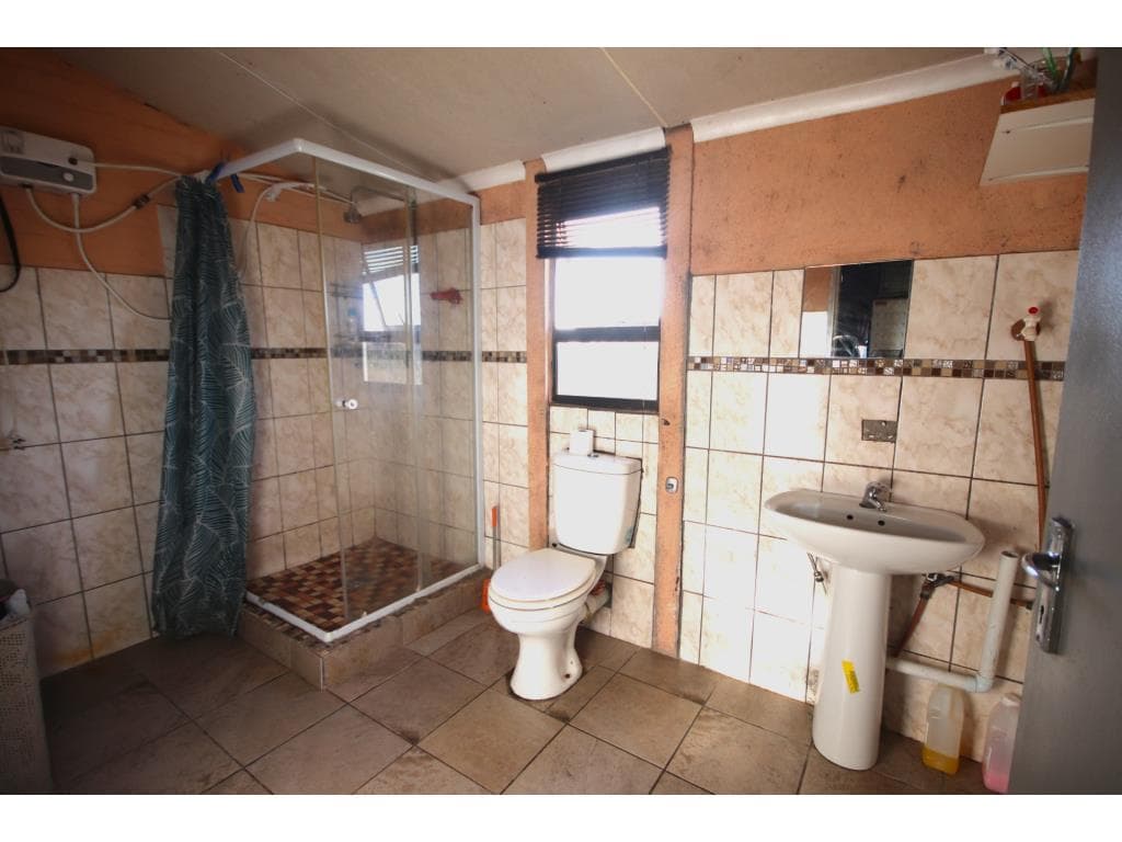 Image 4 of 6