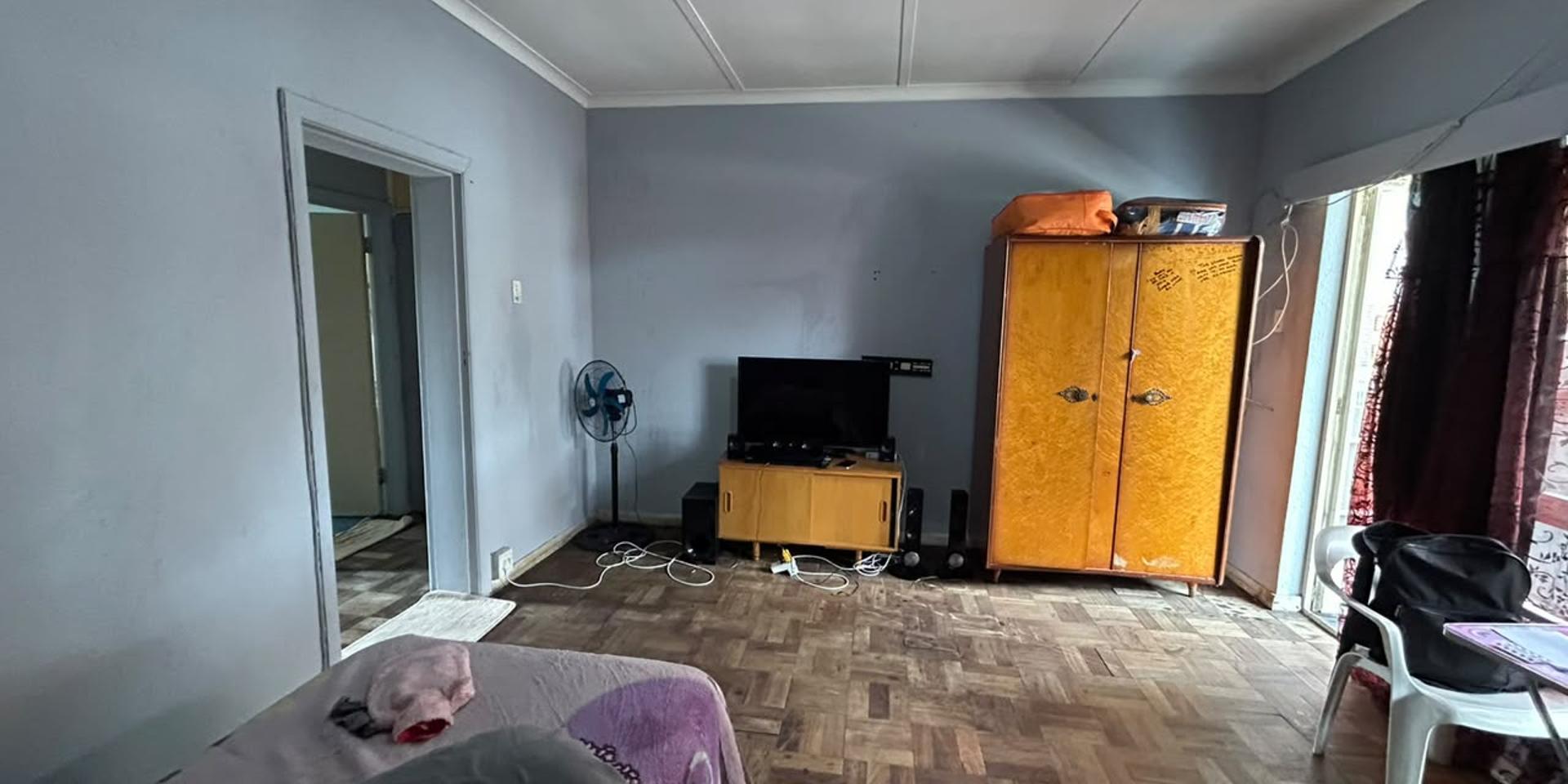 Image 3 of 6