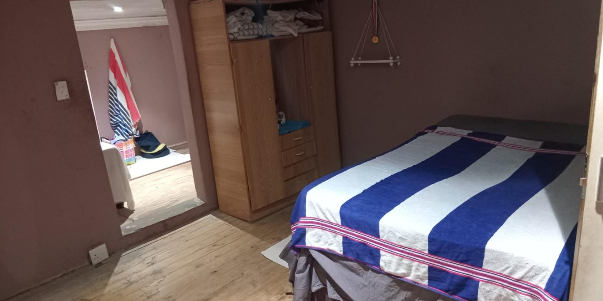 Image 4 of 6