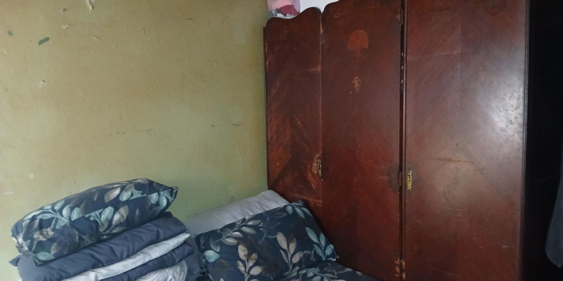Image 4 of 6