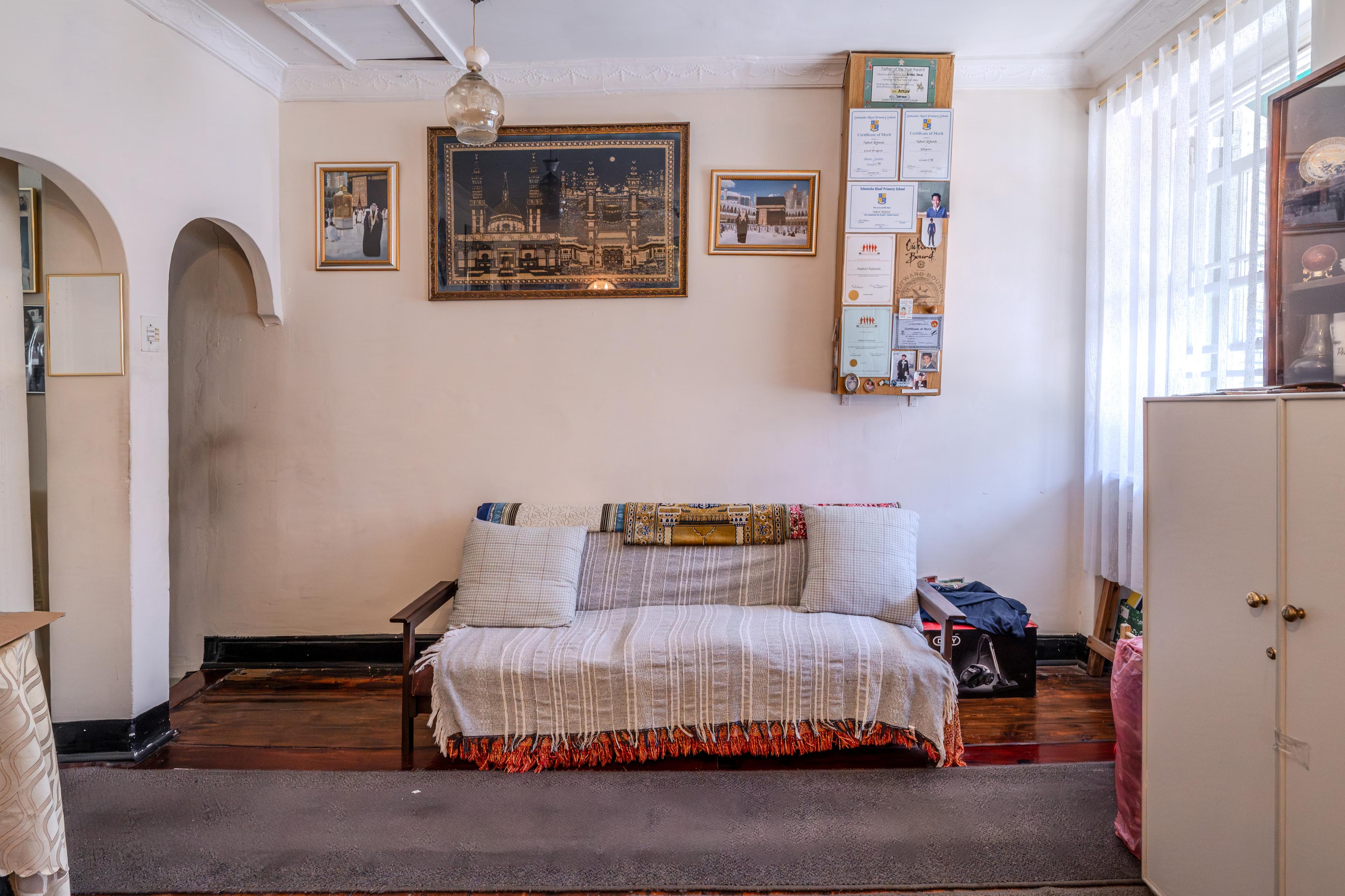 Image 4 of 6