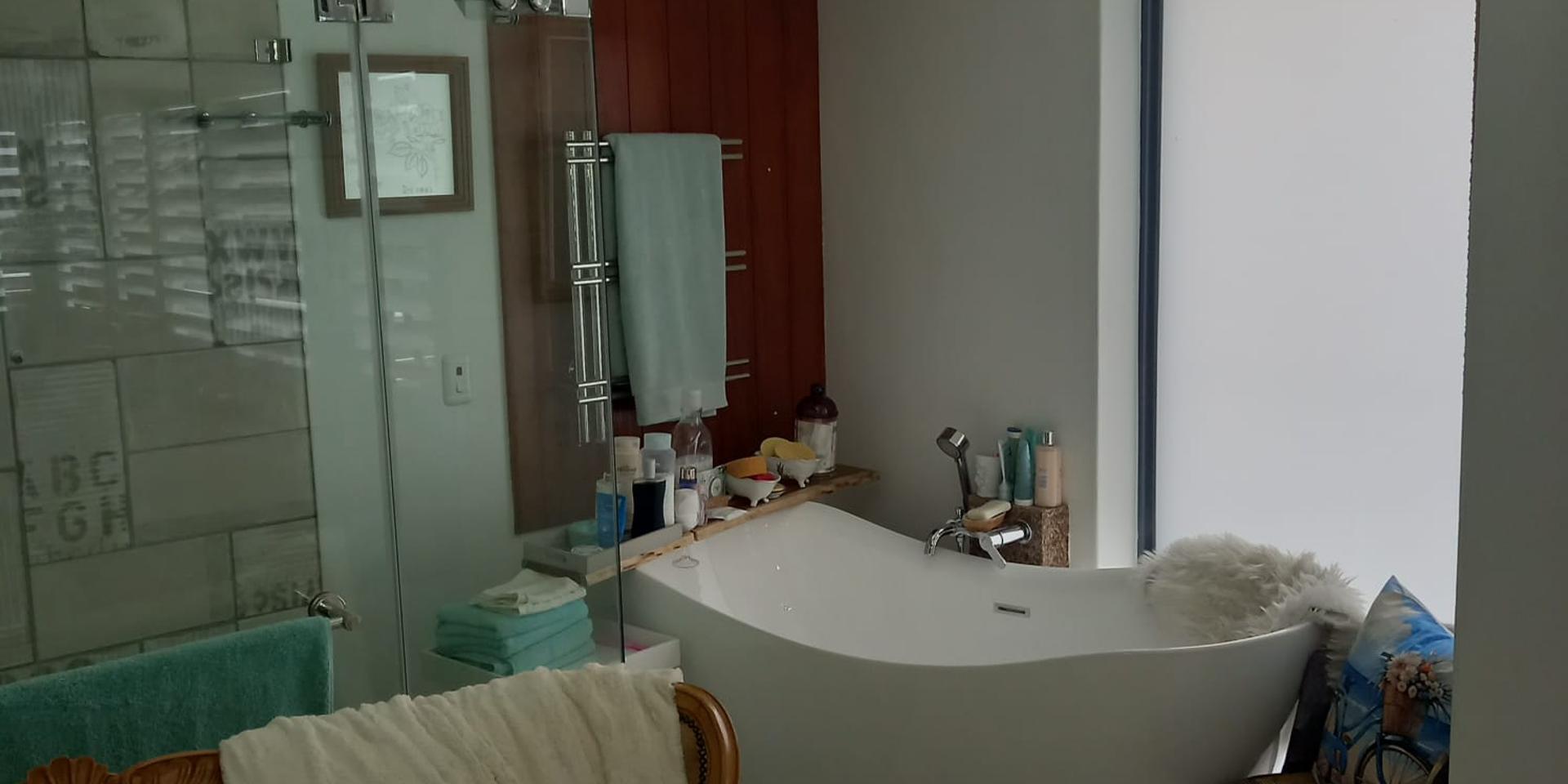 Image 4 of 6