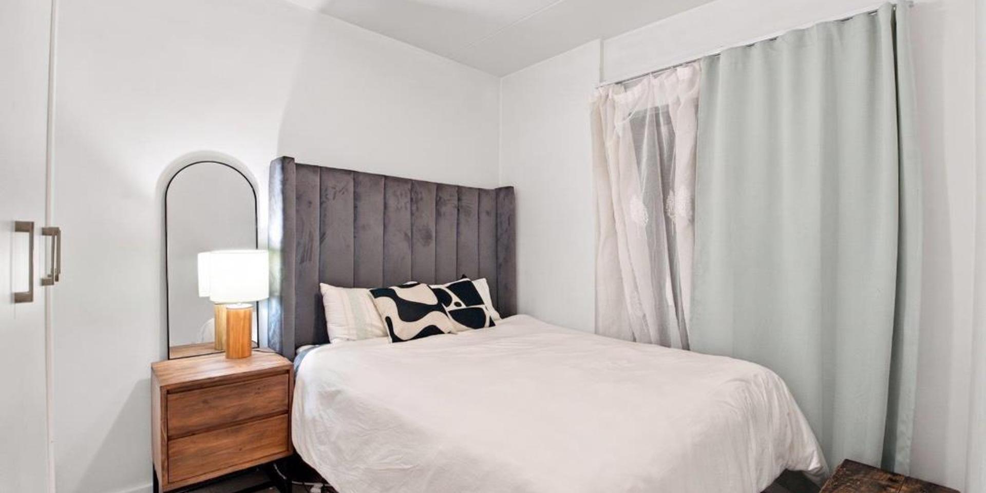 Image 4 of 6