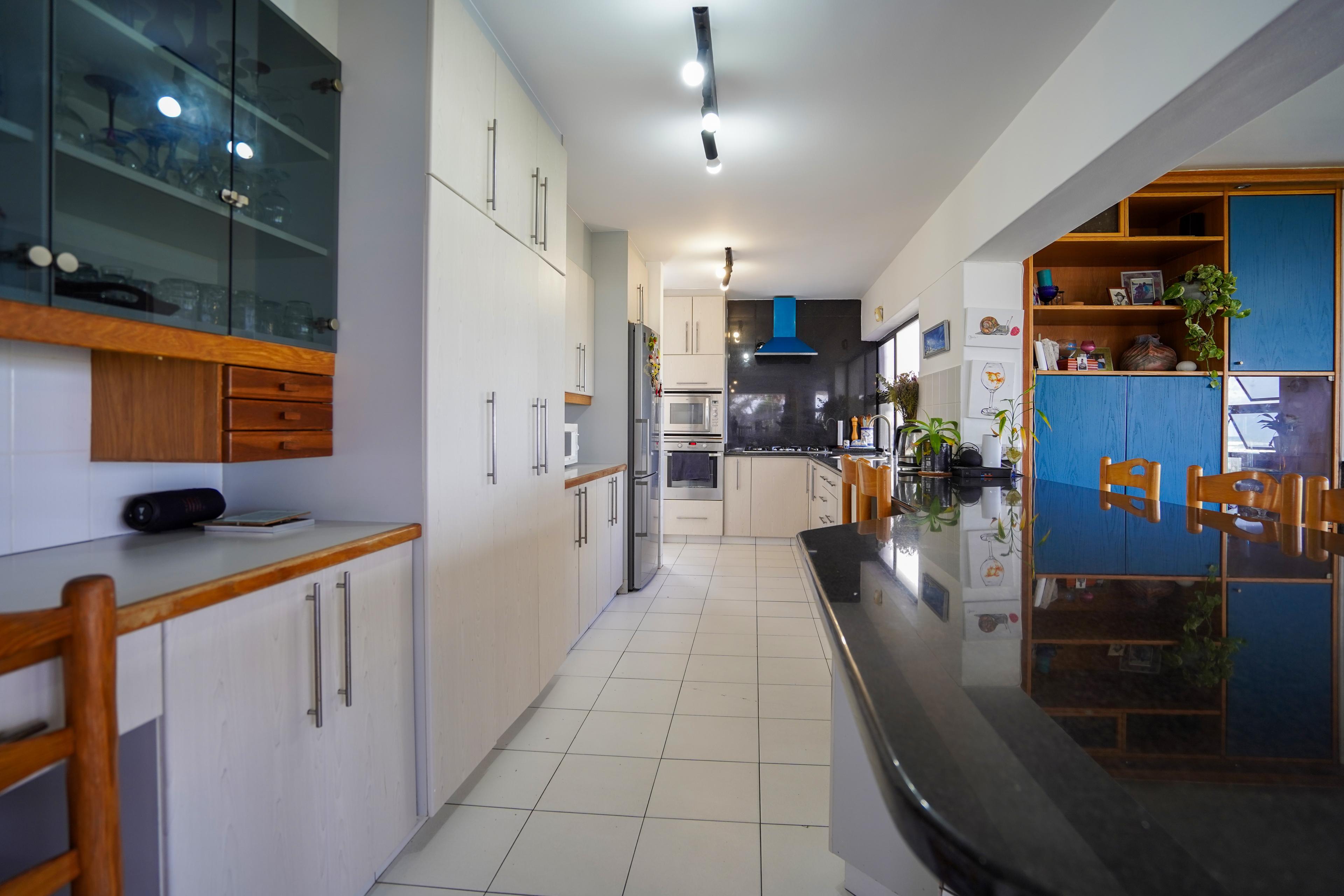 Image 4 of 6