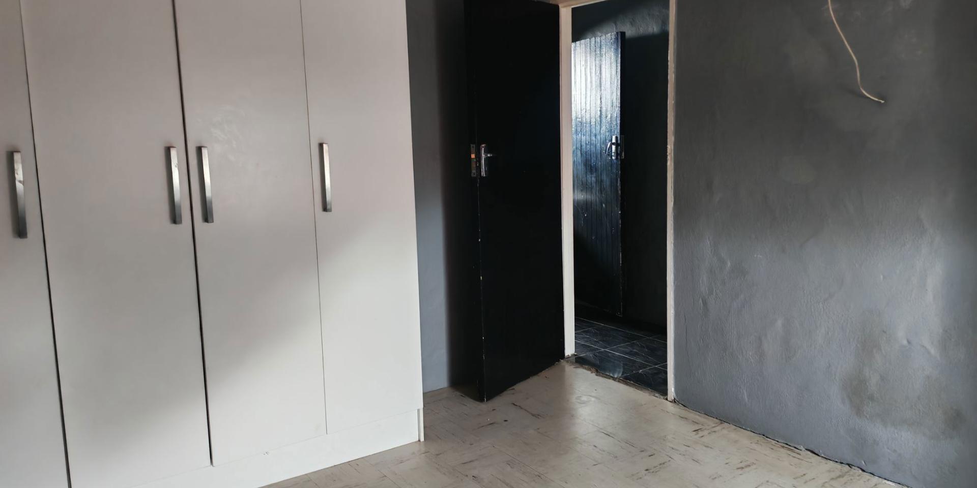 Image 4 of 6