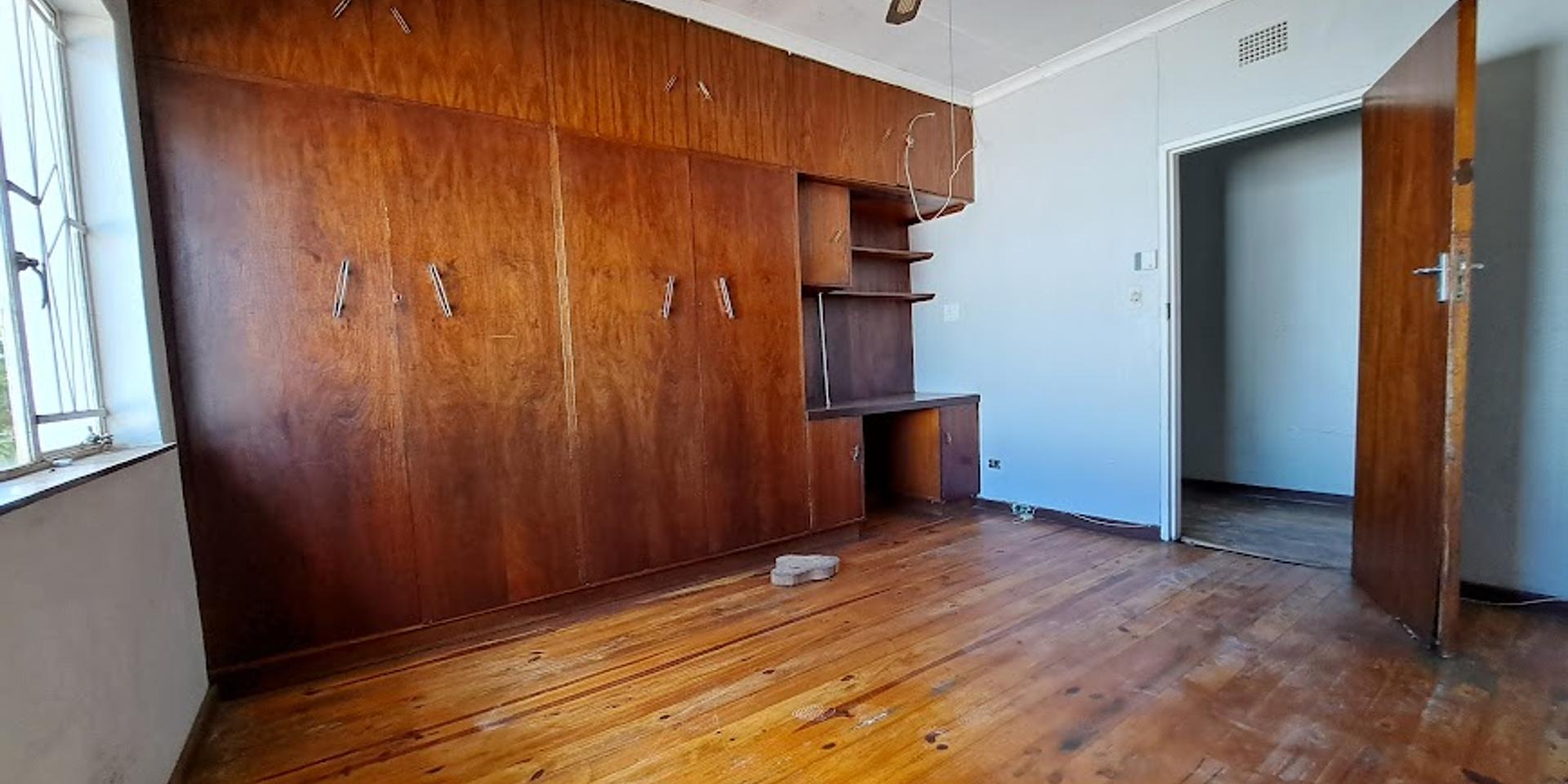 Image 4 of 6