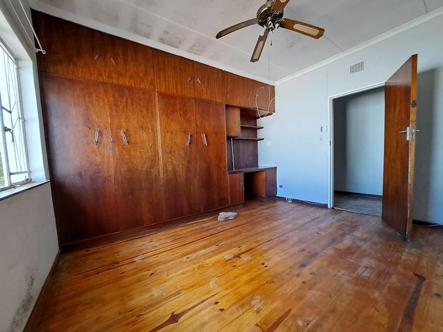 Image 4 of 6
