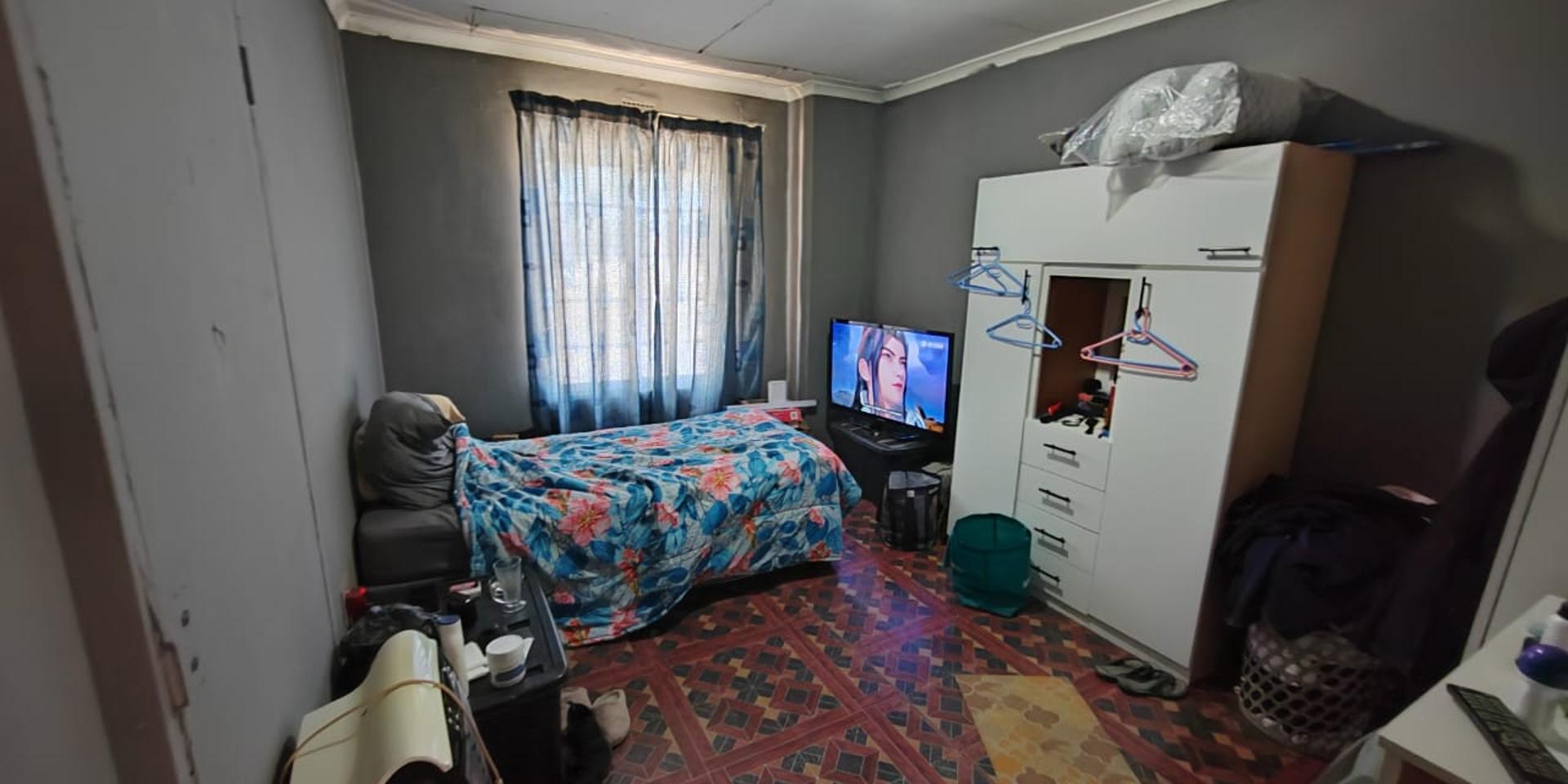 Image 4 of 6