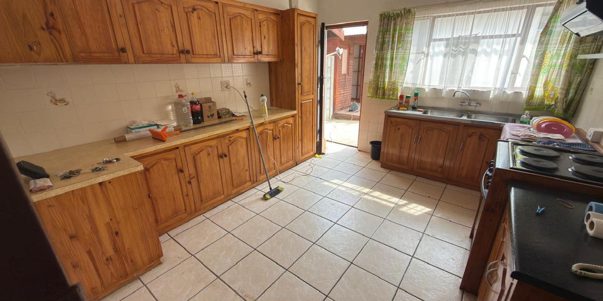Image 4 of 6