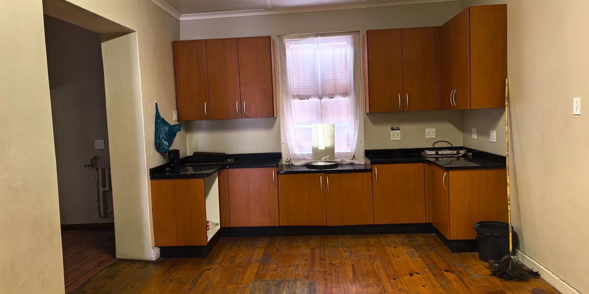 Image 4 of 6