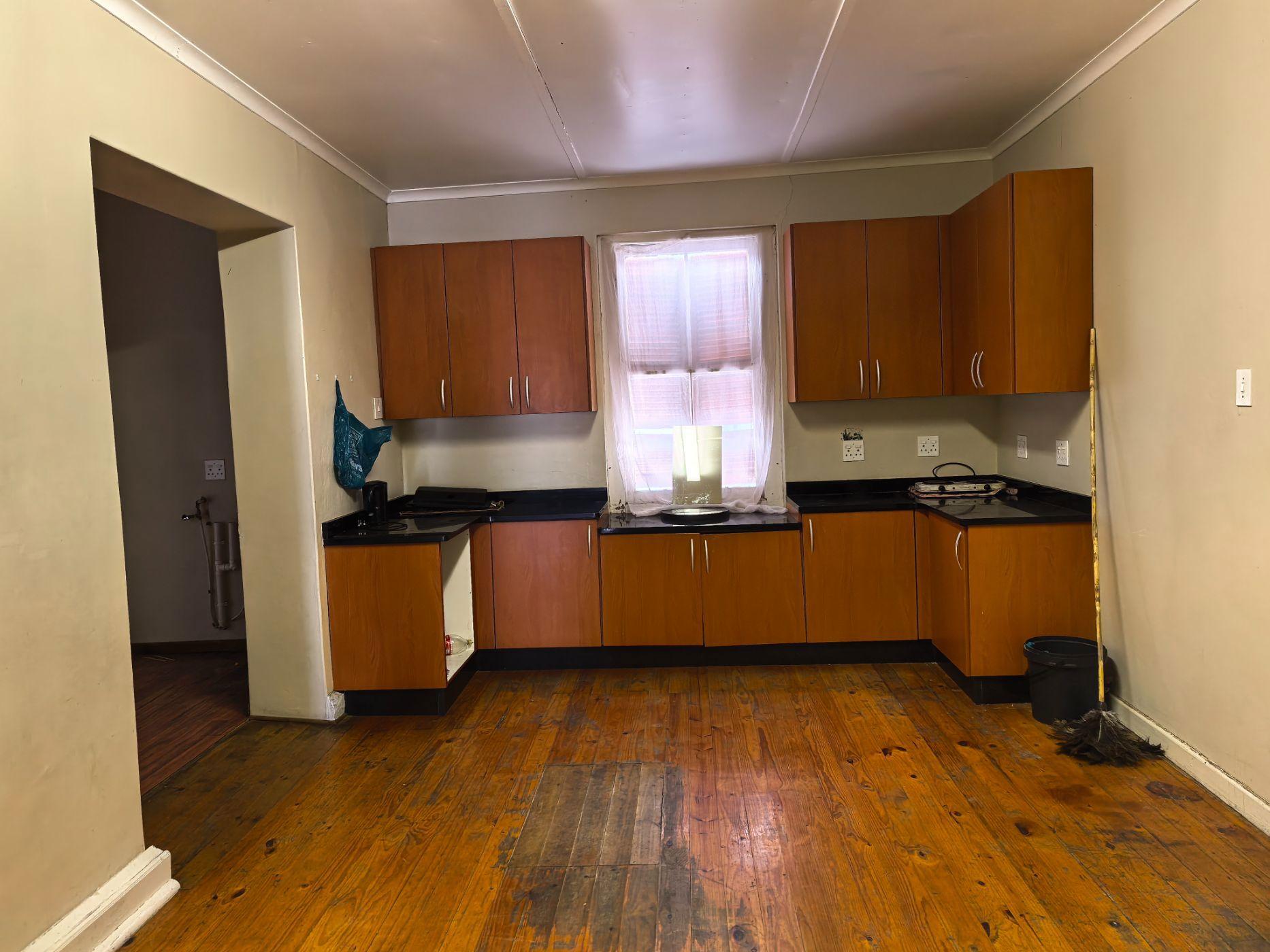 Image 4 of 6