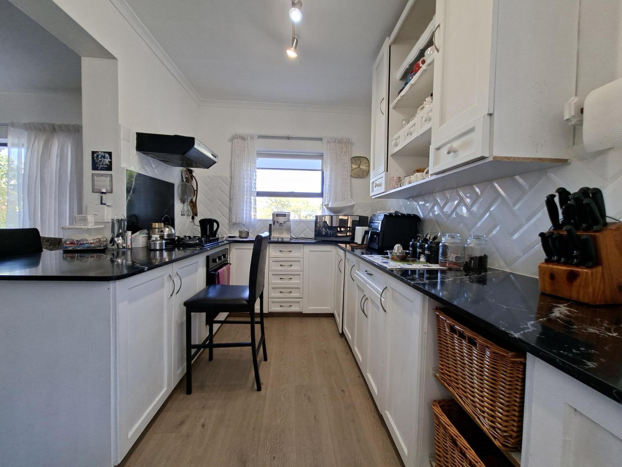 Image 4 of 6