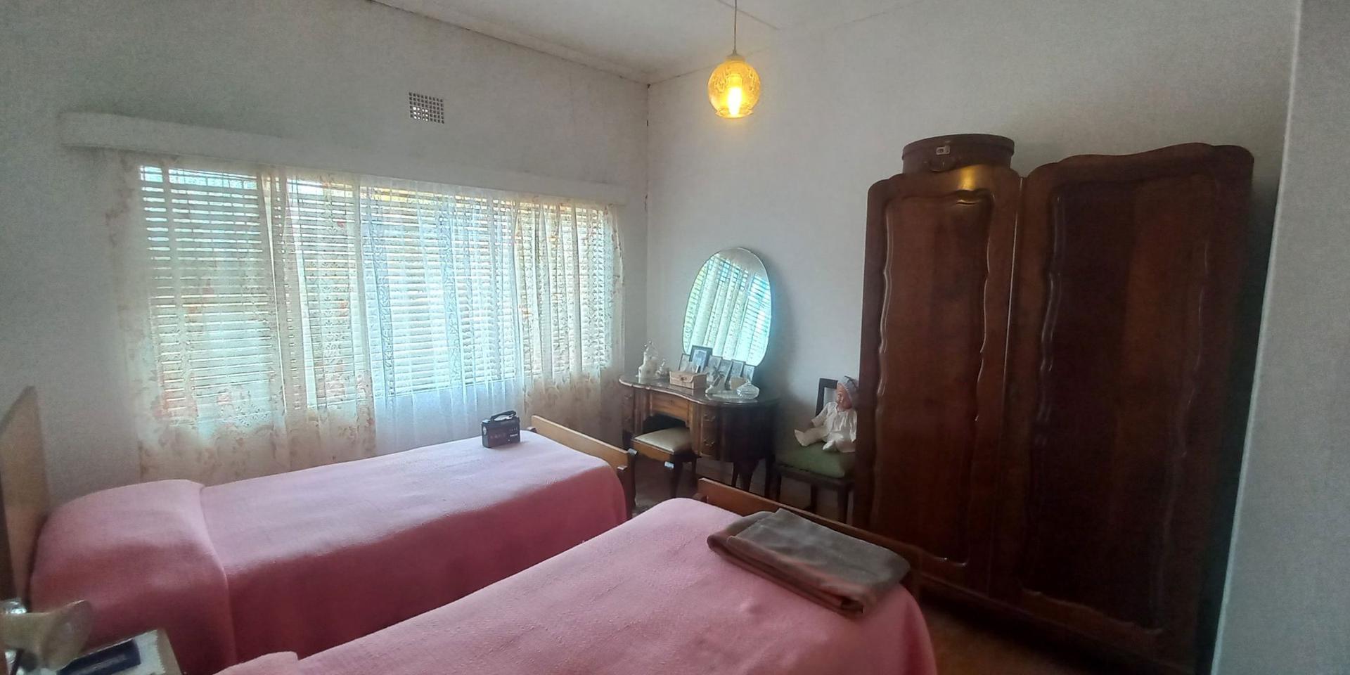 Image 4 of 6