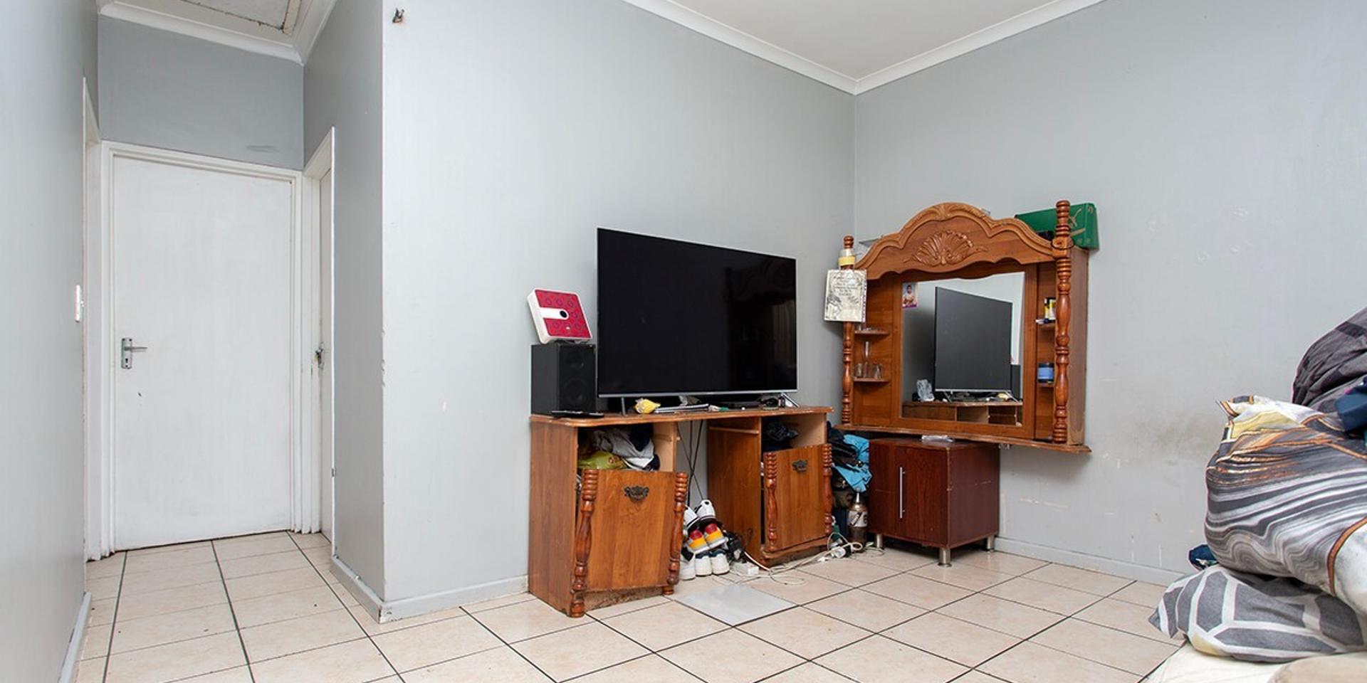 Image 4 of 6