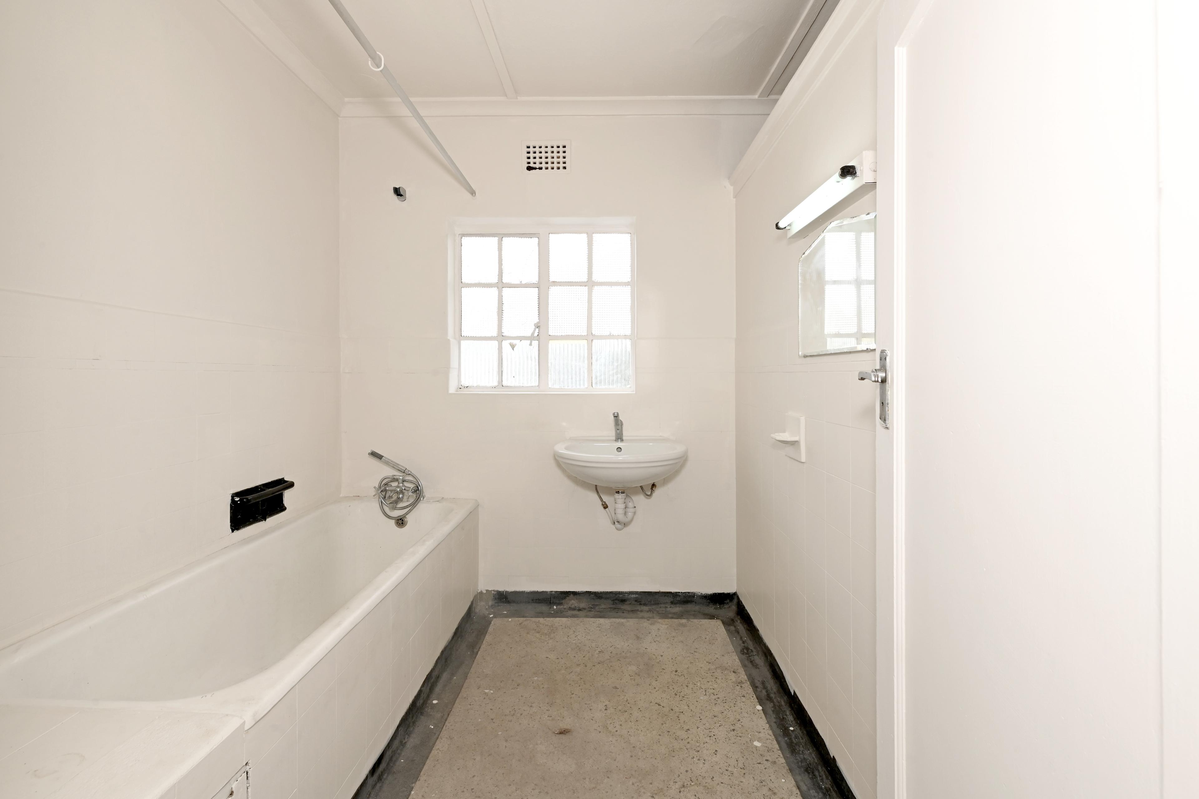 Image 4 of 6