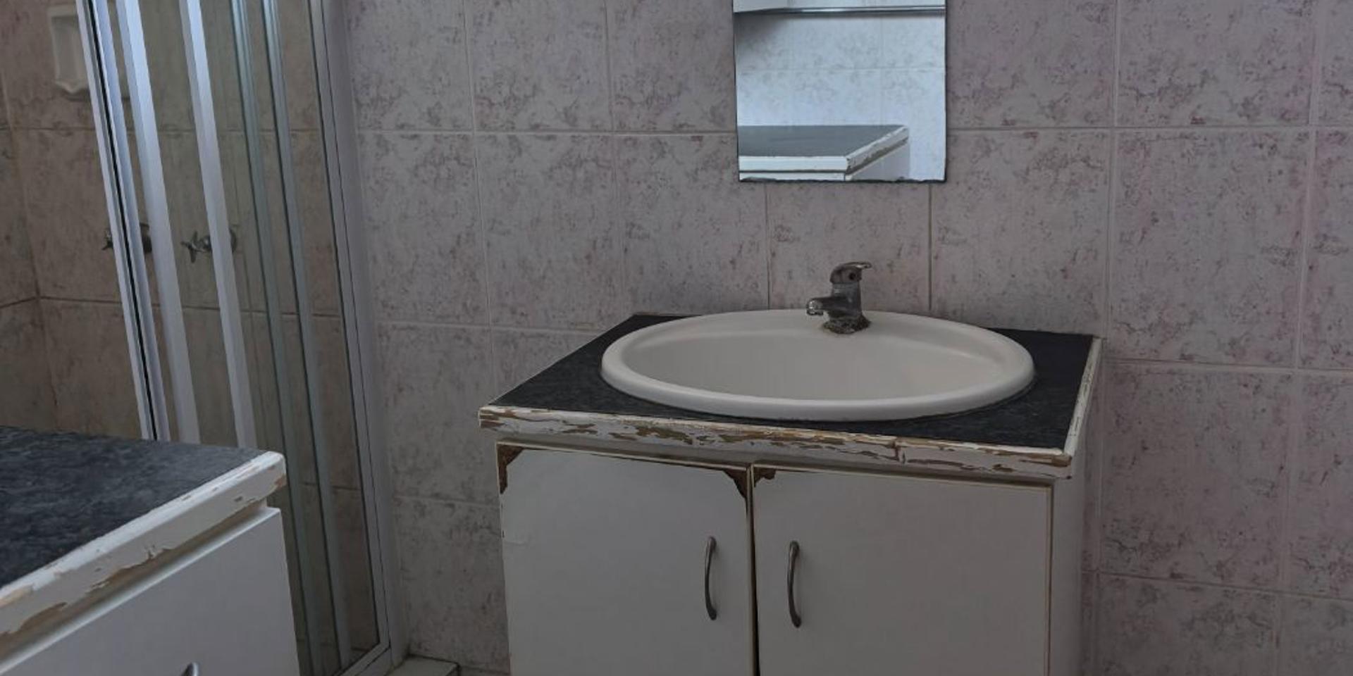 Image 4 of 6