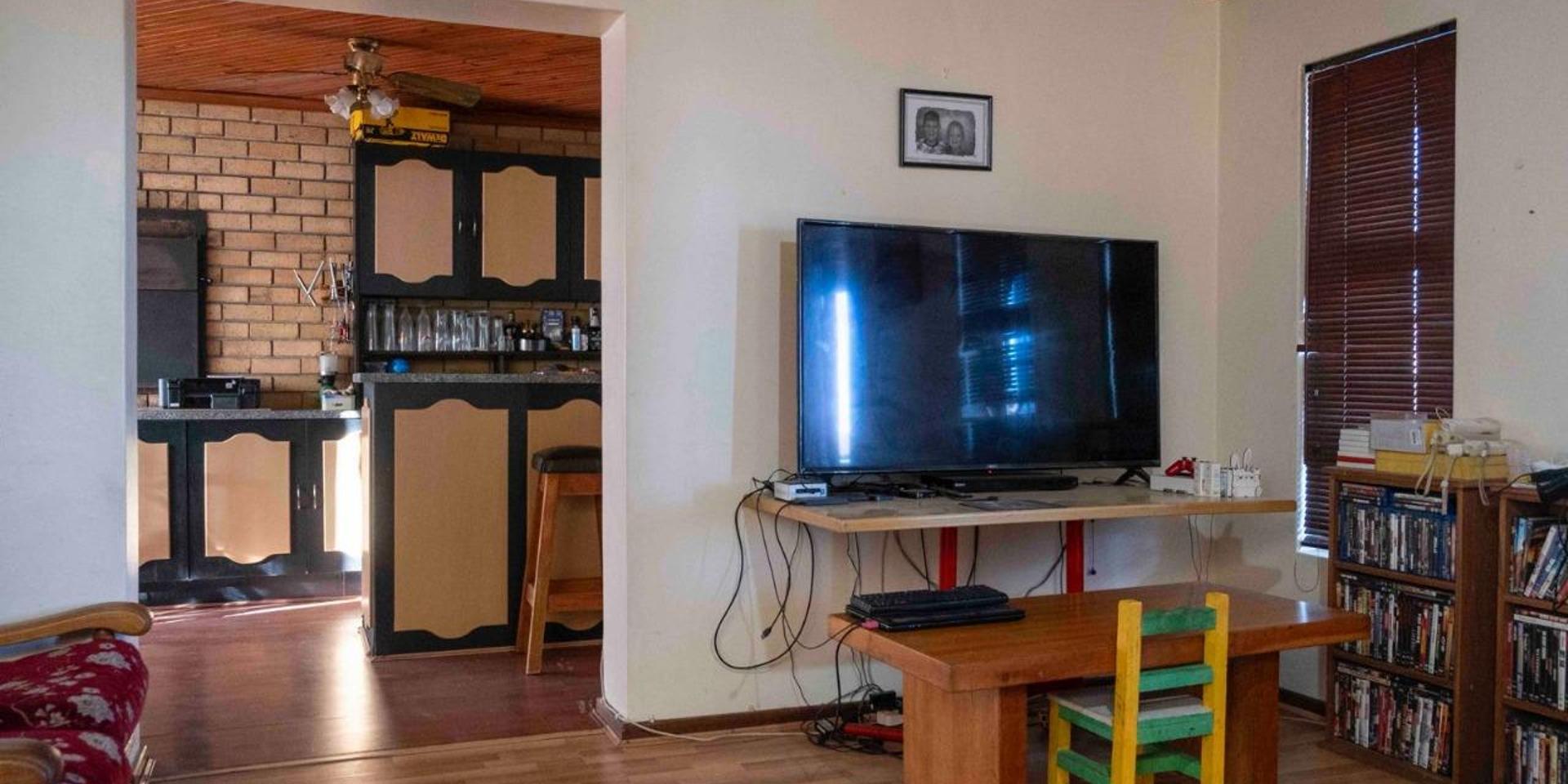 Image 4 of 6