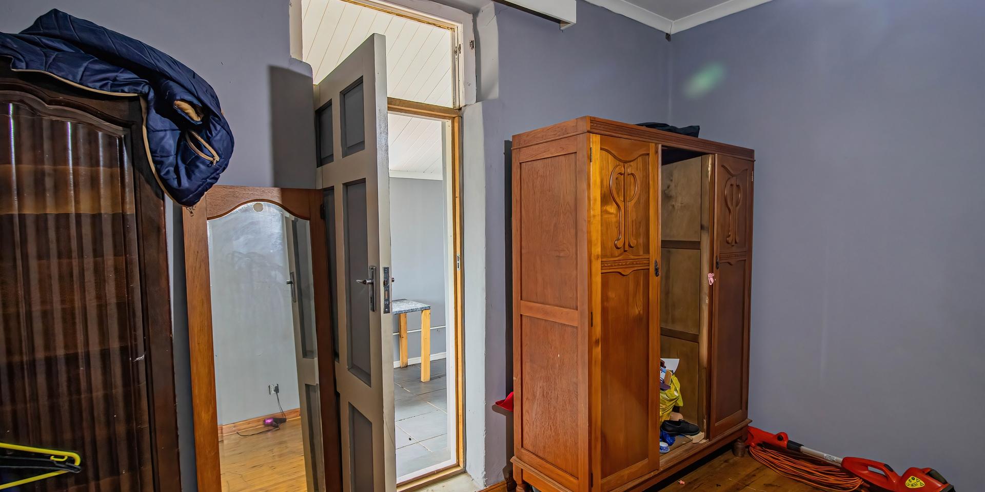 Image 4 of 6