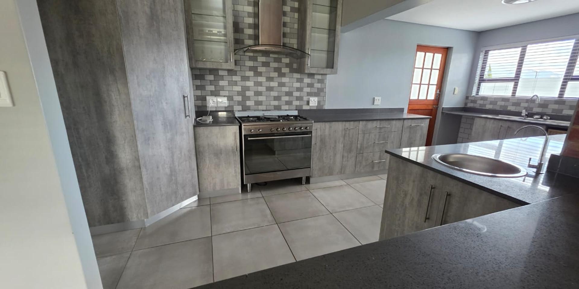 Image 4 of 6