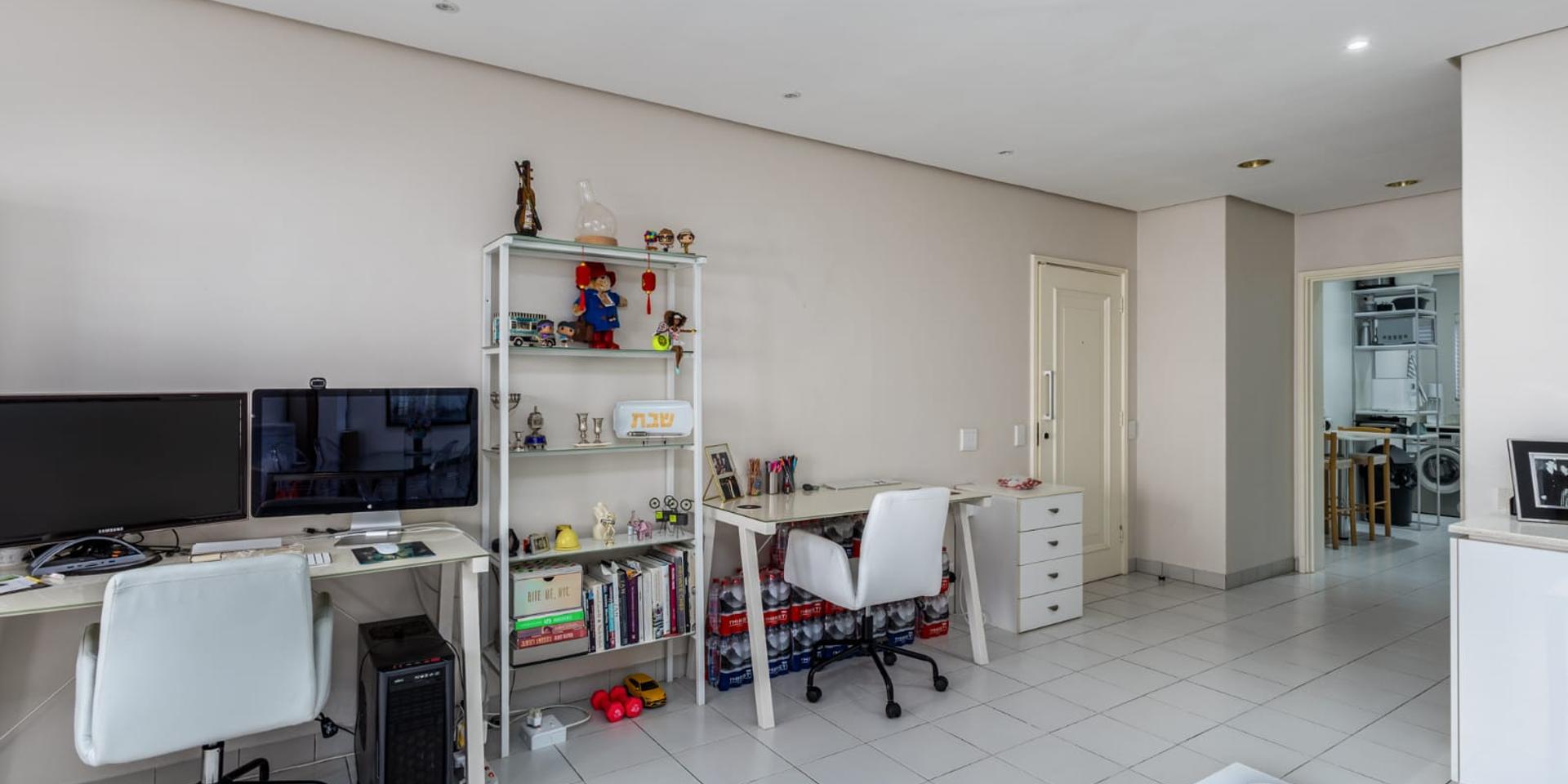 Image 4 of 6