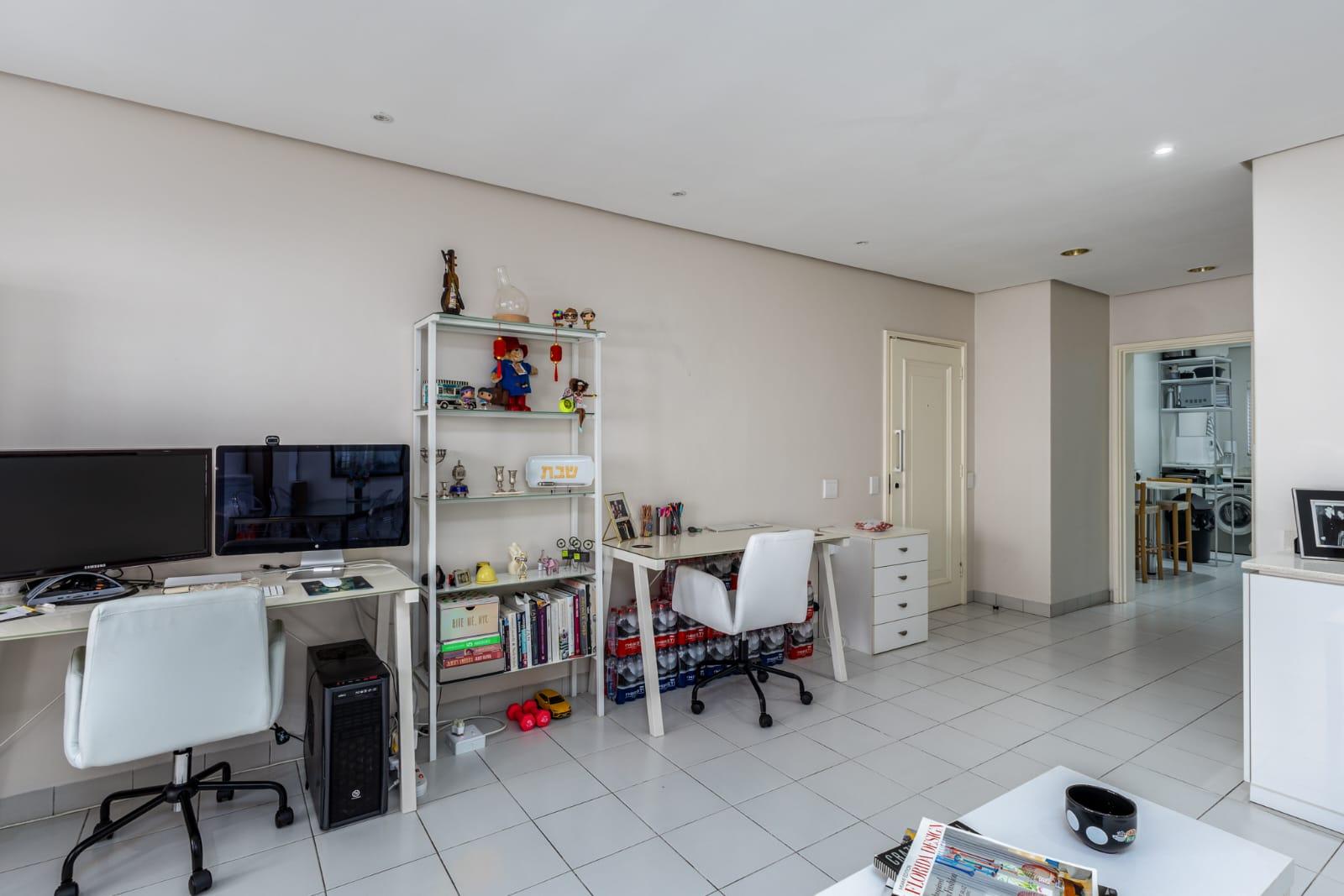 Image 4 of 6